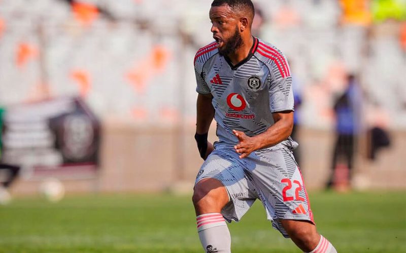 Sipho Mbule en action avec Orlando Pirates lors de la saison 2025/2026