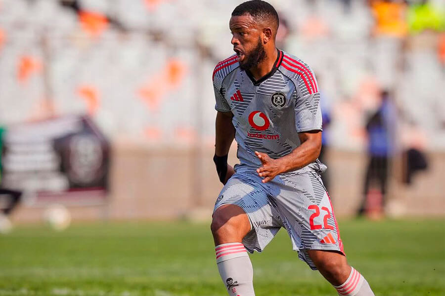 Sipho Mbule en action avec Orlando Pirates lors de la saison 2025/2026