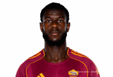 Evan Ndicka revient dans les petits papiers du FC Barcelone