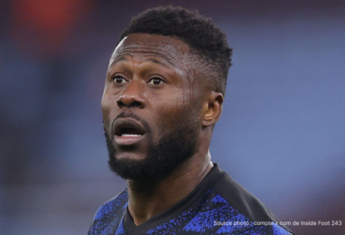 Chancel Mbemba en duel défensif avec Marseille lors d'un match de Ligue 1 saison 2023-2024