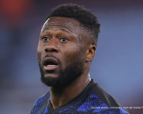 Chancel Mbemba en duel défensif avec Marseille lors d'un match de Ligue 1 saison 2023-2024