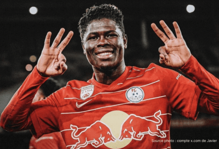Karim Konaté célébrant un but avec ses coéquipiers du RB Salzbourg en compétition européenne 2025-26