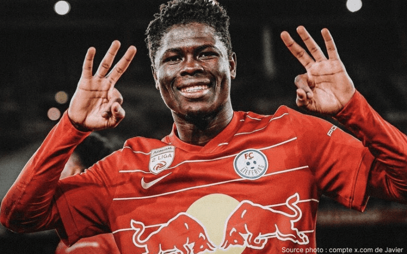 Karim Konaté célébrant un but avec ses coéquipiers du RB Salzbourg en compétition européenne 2025-26