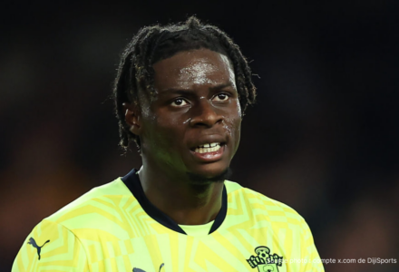 Lesley Ugochukwu sous le maillot du Stade Rennais lors d'un match de Ligue 1 en 2023