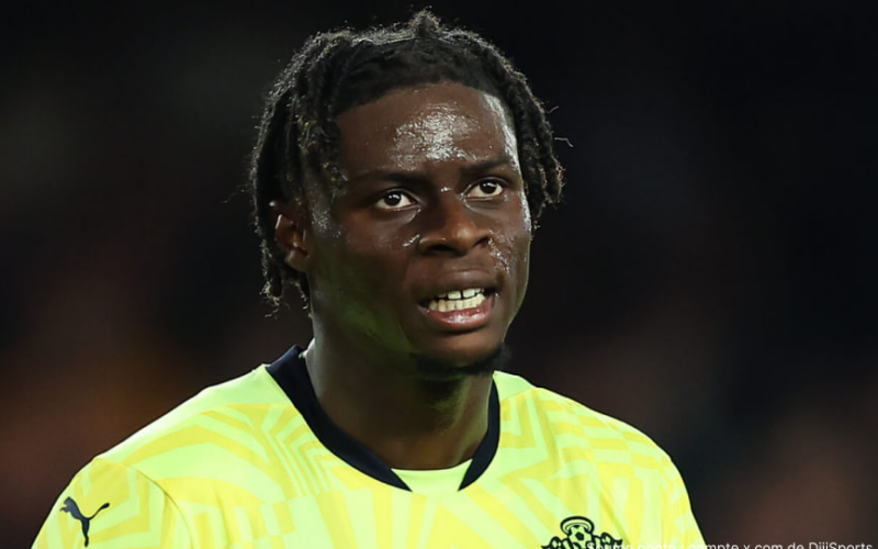 Lesley Ugochukwu sous le maillot du Stade Rennais lors d'un match de Ligue 1 en 2023