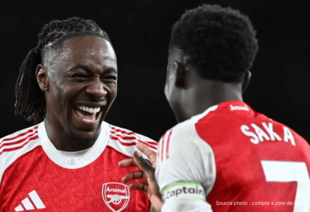 Bukayo Saka en tenue de l'équipe nationale anglaise lors d'un entraînement de préparation Mondial 2026