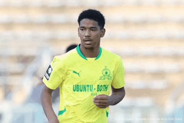 Jayden Adams milieu de Mamelodi Sundowns avant la finale CAF Champions League contre l'AS FAR mai 2026