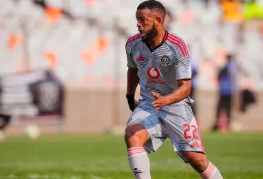 Sipho Mbule en action avec Orlando Pirates lors de la saison 2025/2026