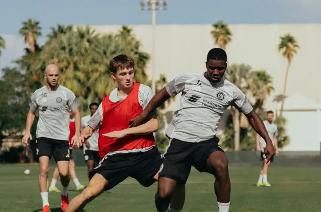 Mbekezeli Mbokazi défenseur sud-africain lors de ses débuts avec Chicago Fire