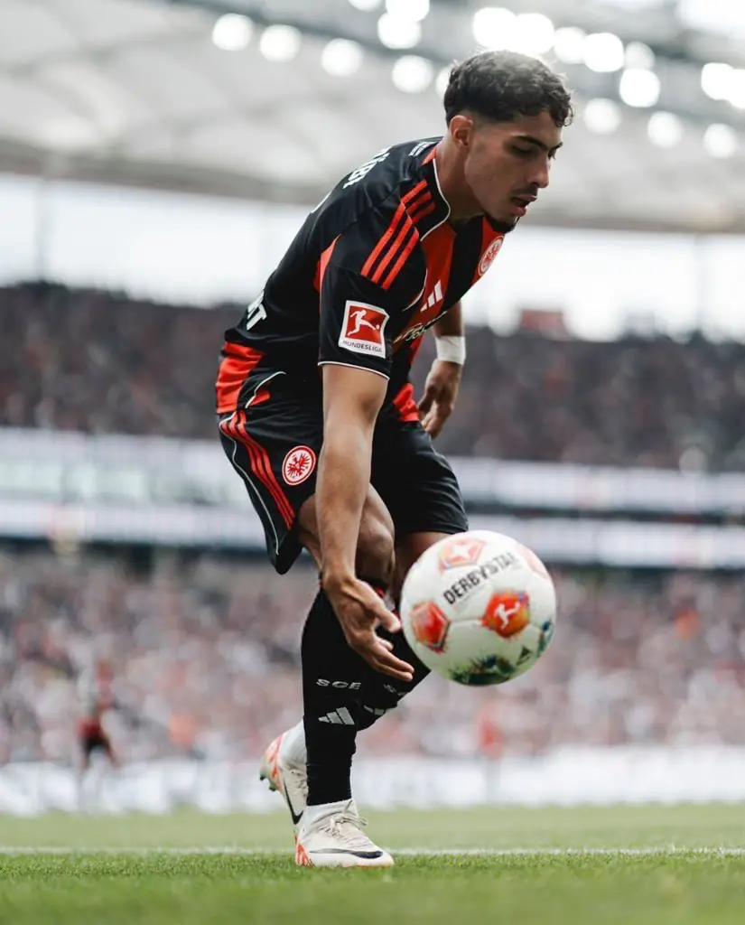 Farès Chaïbi milieu offensif algérien en action Eintracht Francfort
