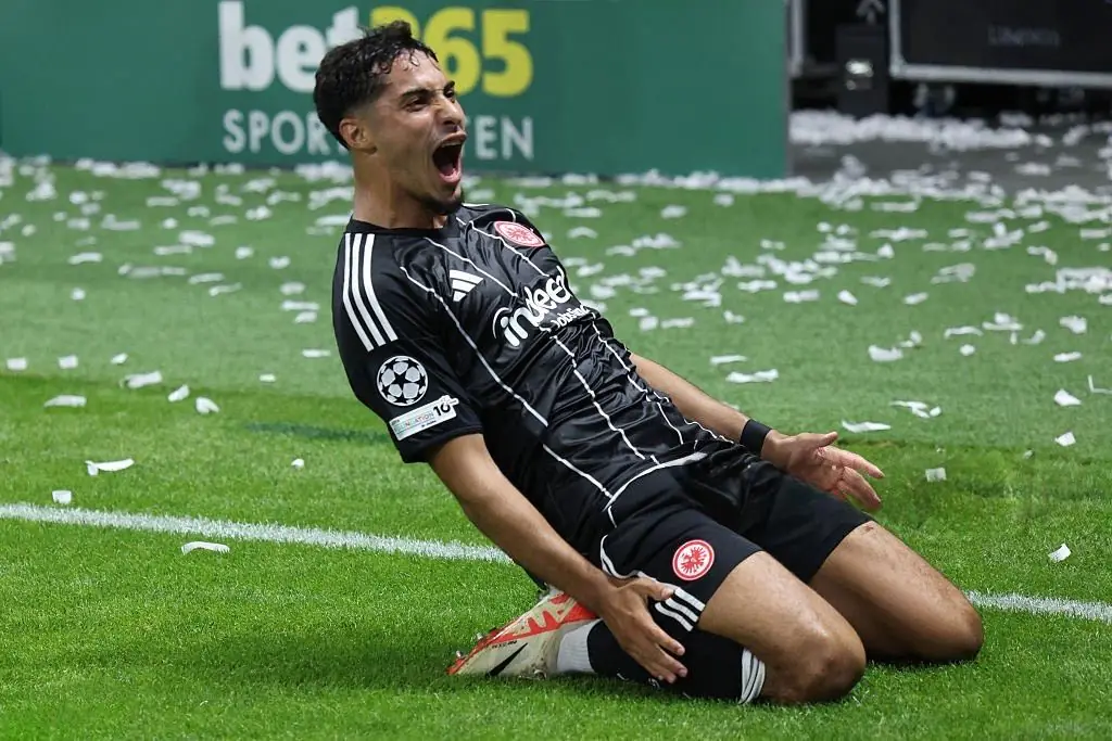 Farès Chaïbi milieu offensif algérien en action Eintracht Francfort