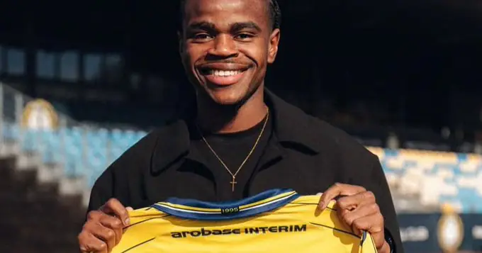 Joseph Kalulu en action défensive sous le maillot du FC Pau