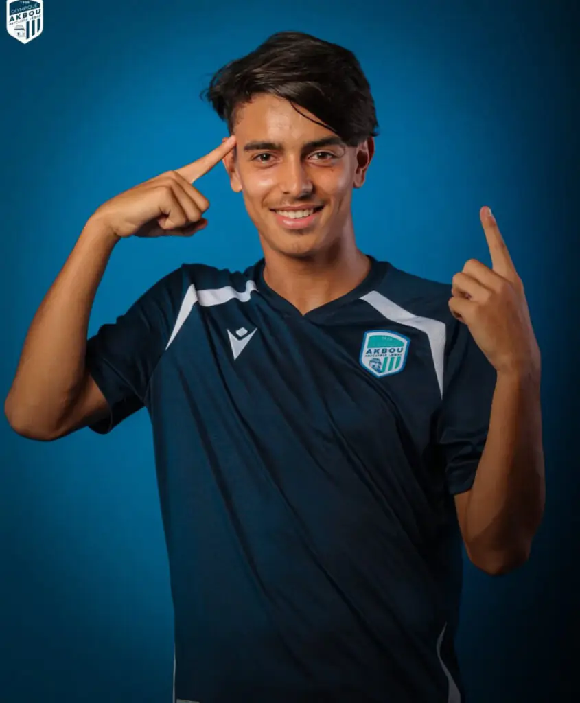 Oussama Benkou défenseur algérien Olympique Akbou