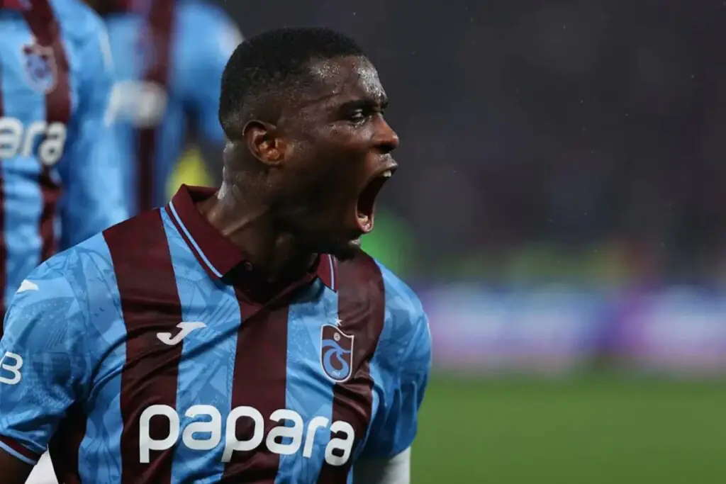 Onuachu en duel aérien lors d'un match de Süper Lig 2026