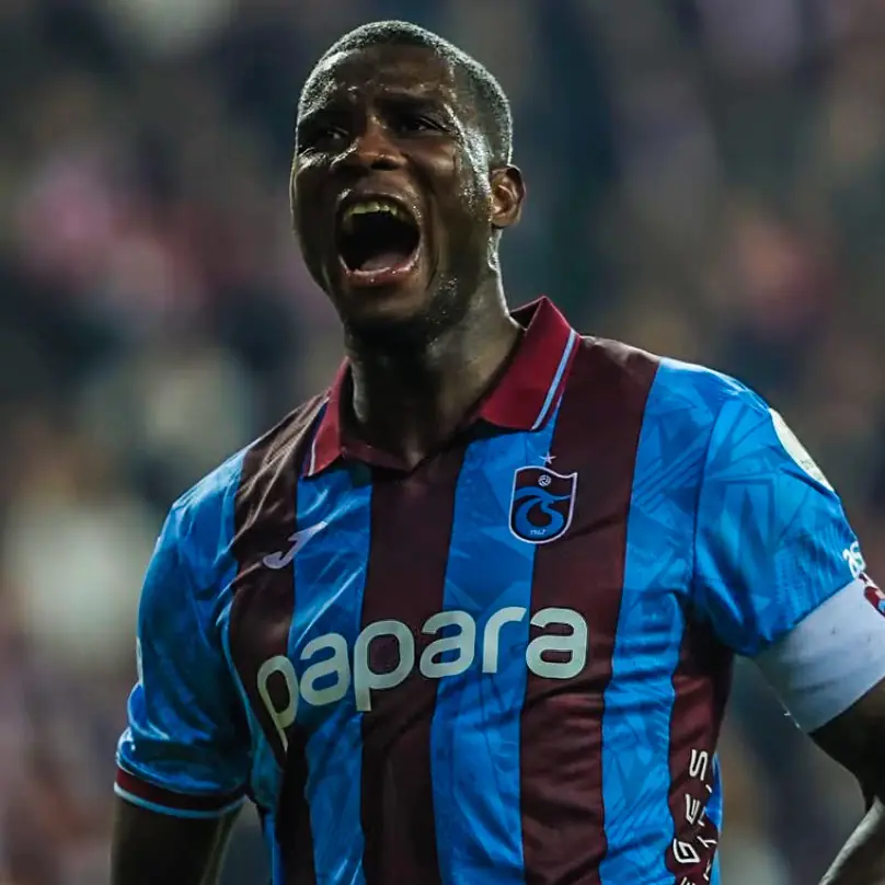 Paul Onuachu attaquant nigérian célèbre un but avec Trabzonspor