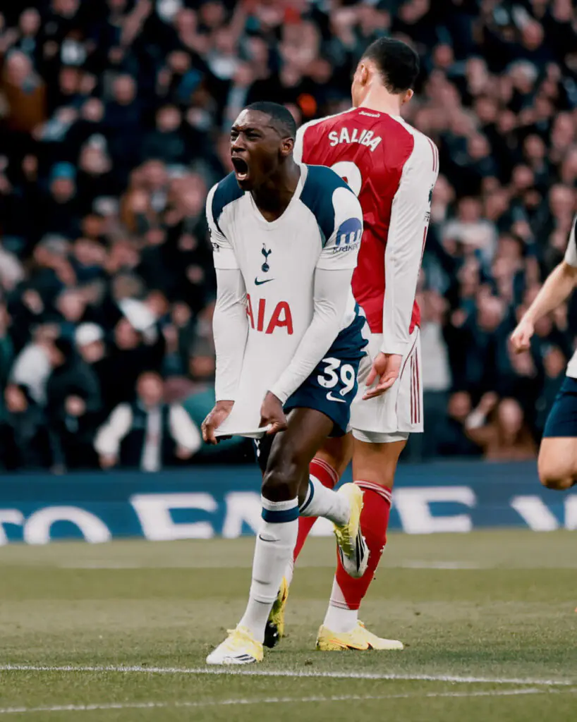 Supporters de Tottenham dans le secteur visiteurs du Deutsche Bank Park à Frankfurt