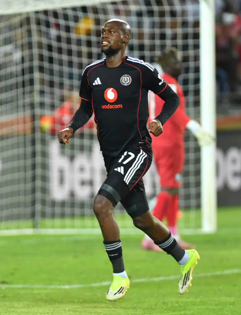 Boitumelo Radiopane entrant en jeu sous le maillot d'Orlando Pirates contre AmaZulu FC en avril 2026