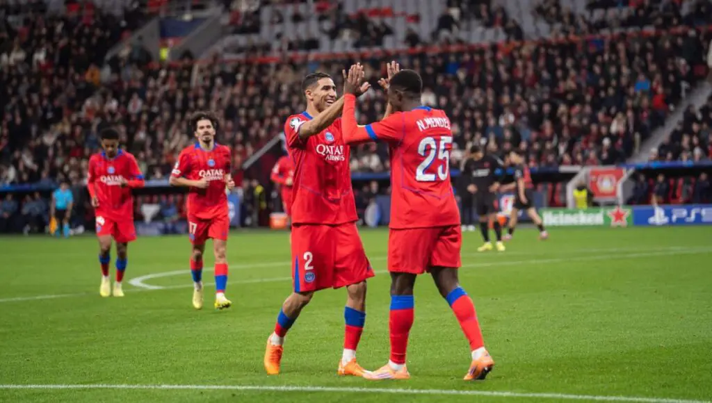 Achraf Hakimi latéral droit PSG dribblant en Ligue 1 maillot bleu rouge 2026