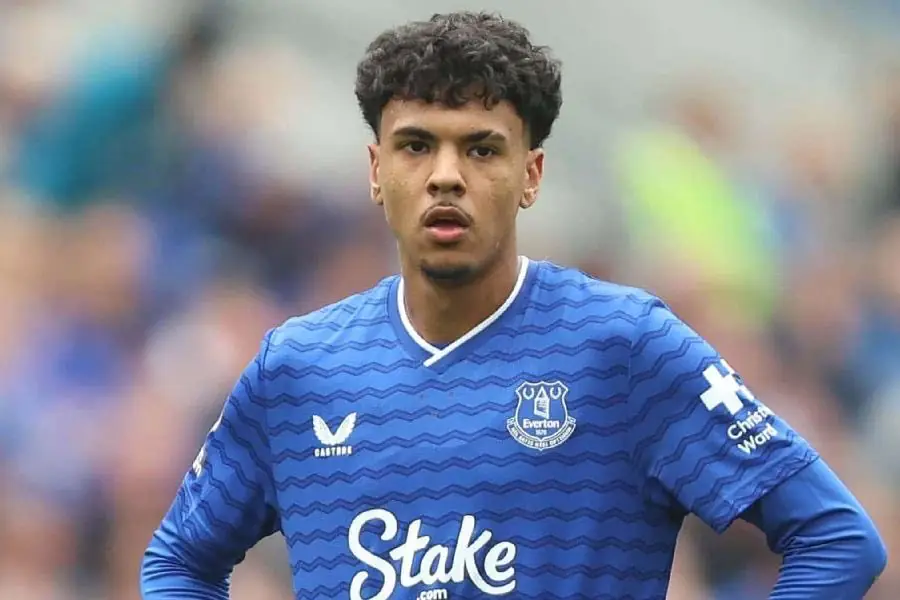 Latéral gauche marocain Adam Aznou portant le maillot du Bayern Munich lors d'un match officiel