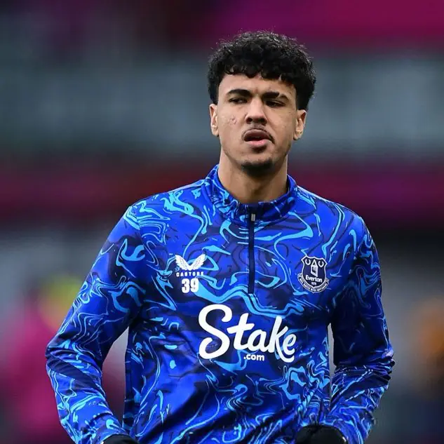 Adam Aznou en action sous le maillot d'Everton lors d'un entraînement à Finch Farm en 2025