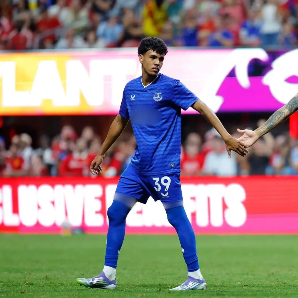 Adam Aznou en maillot d'Everton FC lors d'un entraînement au Finch Farm en 2025-26