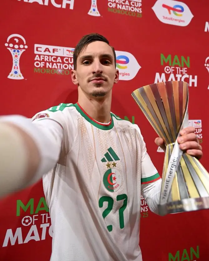 Adil Boulbina ailier gauche Al Duhail dribblant en Qatar Stars League 2026