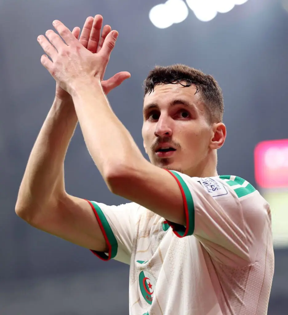 Boulbina célébrant un but sous le maillot rouge bordeaux d'Al Duhail Qatar