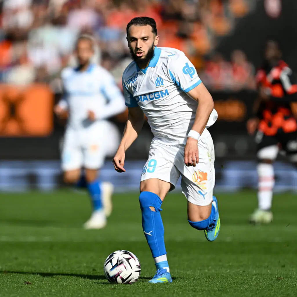 Amine Gouiri portant le maillot de la sélection algérienne lors d'un match international des Fennecs