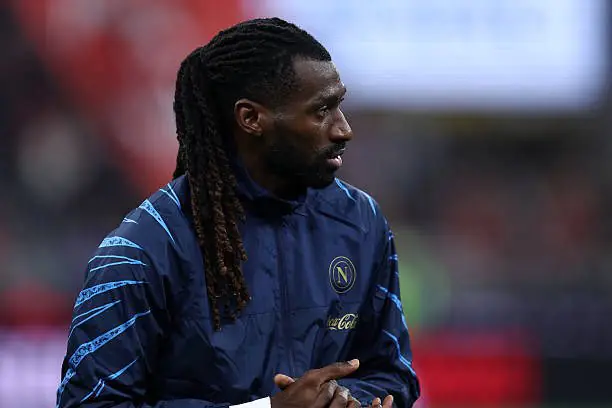 Anguissa célébrant un but avec les Lions Indomptables du Cameroun lors d'un match officiel international