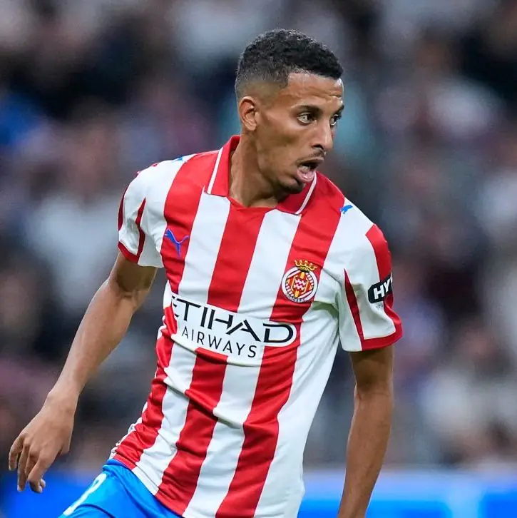 Azzedine Ounahi portant le maillot du Maroc lors d'un match international de la CAN ou qualifications