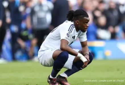 Brian Cipenga célébrant un but avec le CD Castellón devant les supporters albinegros en 2025