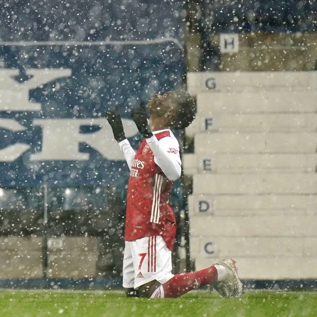 Mikel Arteta manager d'Arsenal donnant des instructions tactiques en bord de terrain saison 2025-26
