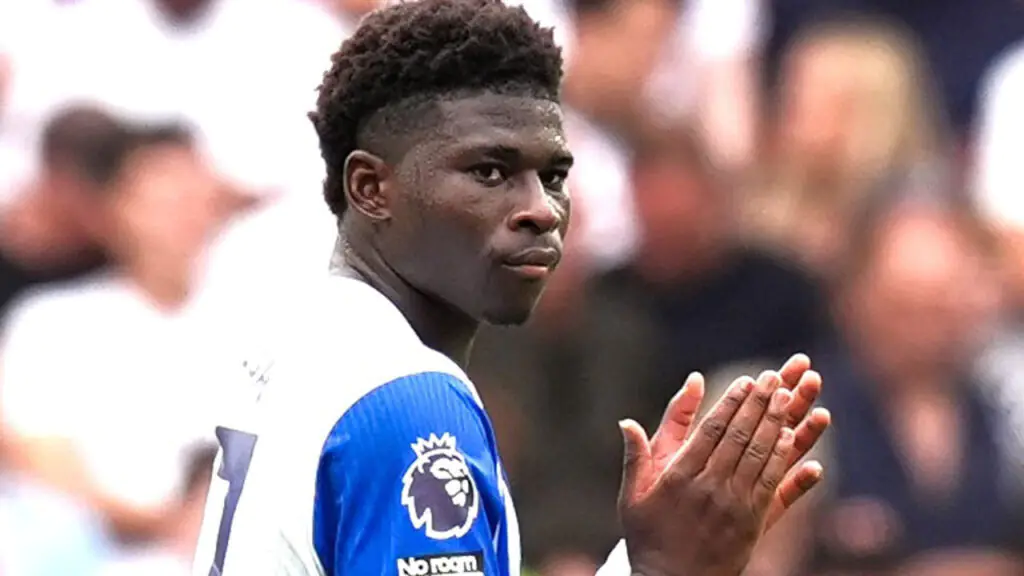 Carlos Baleba milieu de terrain camerounais en action avec Brighton