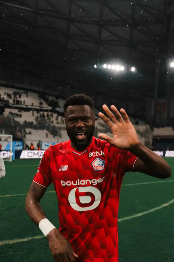 Anderlecht relance Mbemba. Le défenseur congolais de Lille est libre en juin 2026. Retour à Bruxelles en vue ? Tous les détails sur bookmakers225.ci