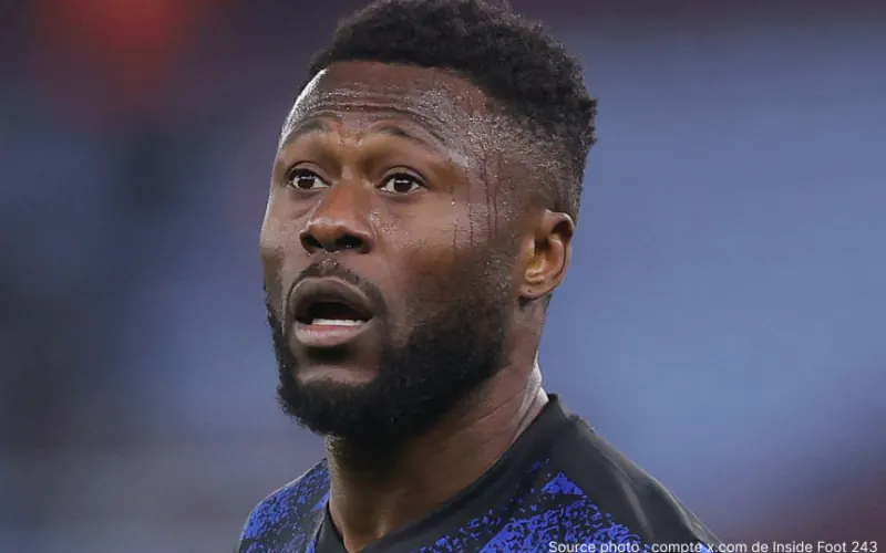 Chancel Mbemba en duel défensif avec Marseille lors d'un match de Ligue 1 saison 2023-2024