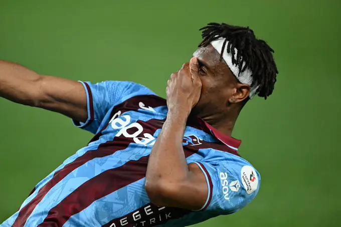 Chibuike Nwaiwu défenseur central nigérian de Trabzonspor en duel aérien lors d'un match de Süper Lig 2025-26