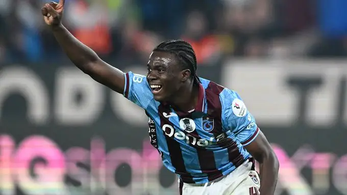 Inao Oulaï portant le maillot bordeaux de Trabzonspor Medical Park Stadyum