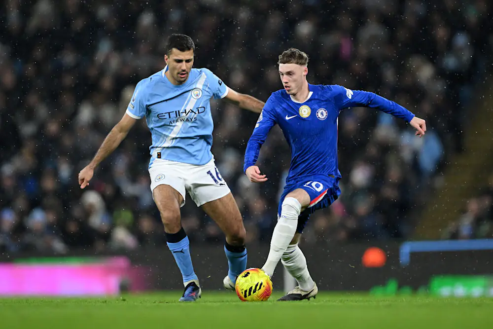 Cole Palmer attaquant de Chelsea portant le brassard de capitaine
