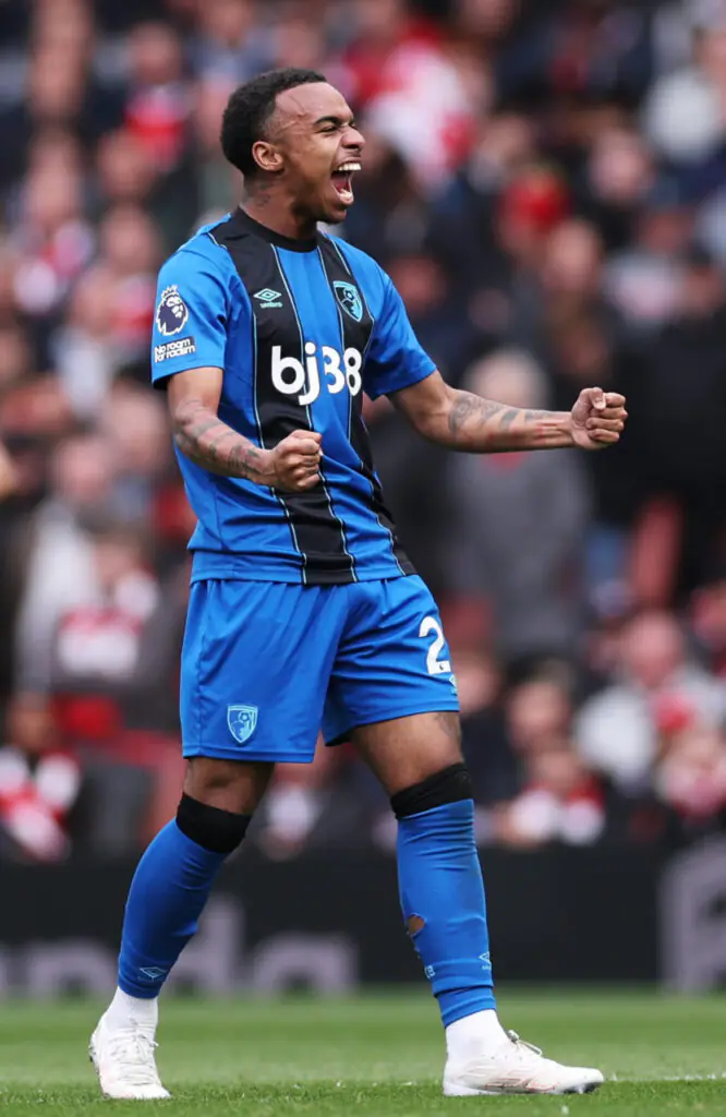 Eli Junior Kroupi maillot rouge Bournemouth dribble défenseur stade anglais