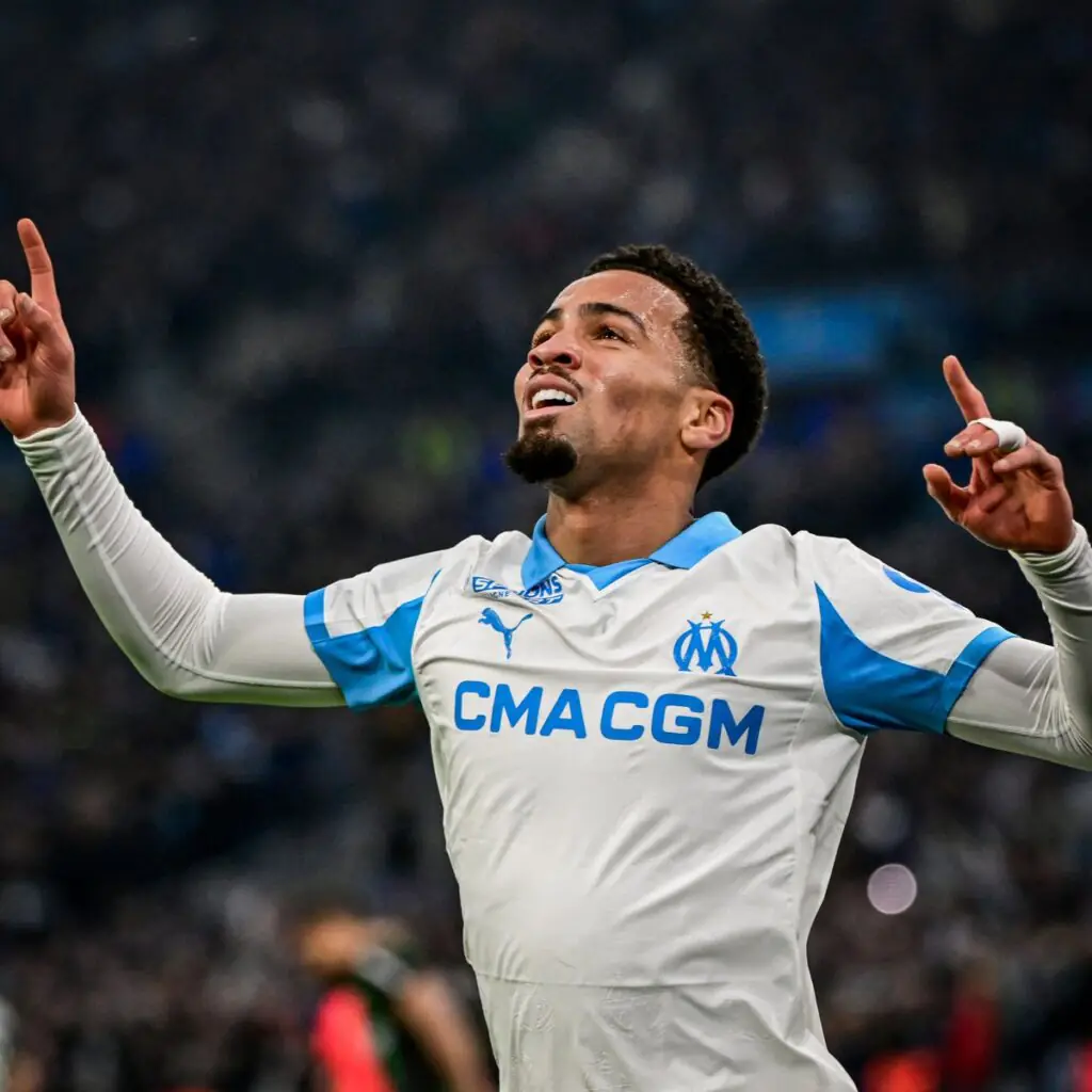 Nwaneri portant le maillot blanc de l'Olympique de Marseille en Ligue 1 2026