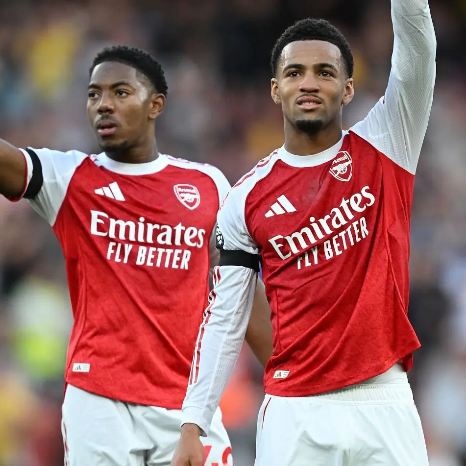 Ethan Nwaneri milieu offensif Arsenal dribblant lors d'un match de Premier League