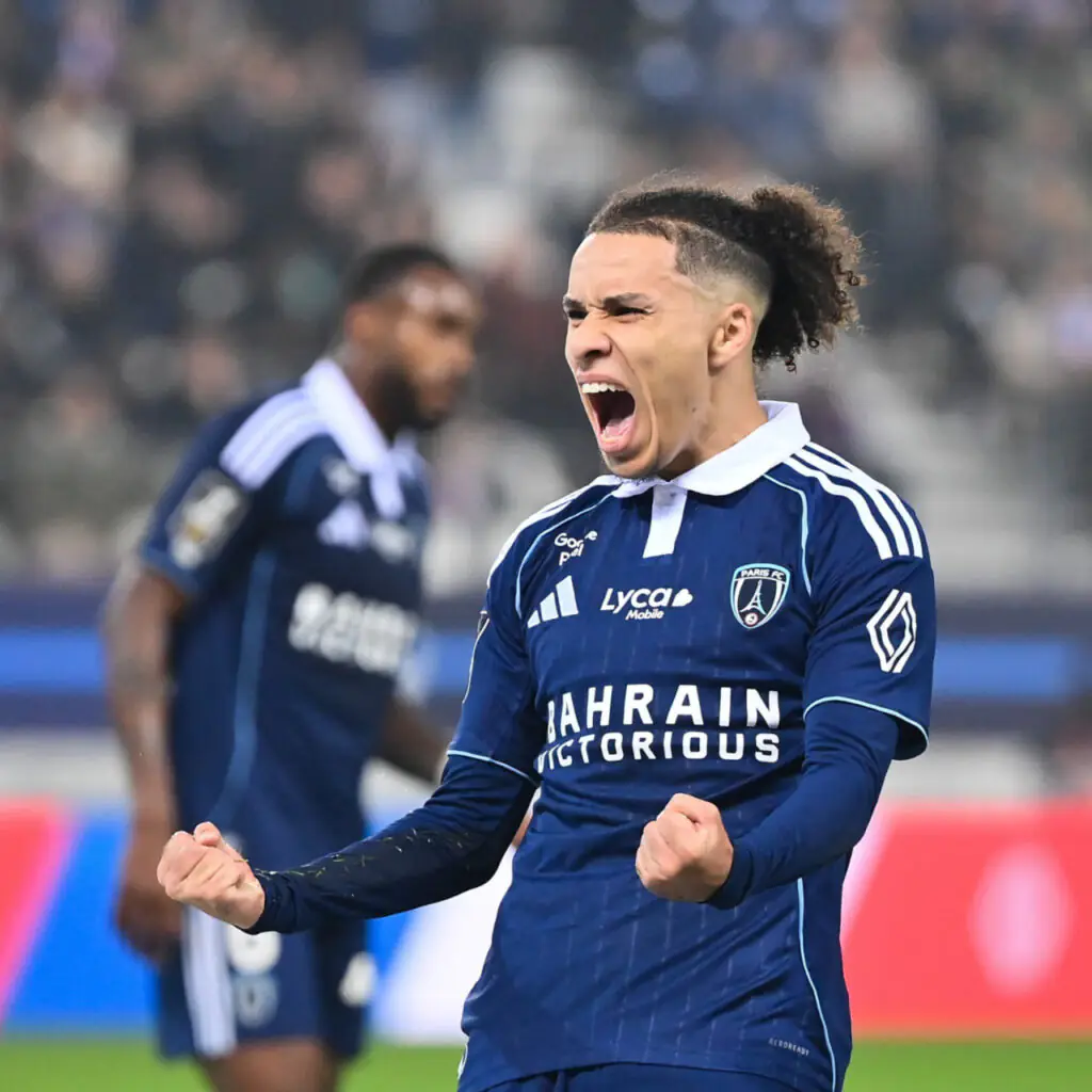 Ilan Kebbal célébrant l'un de ses 8 buts en Ligue 1 lors de la saison 2025-26 avec le Paris FC
