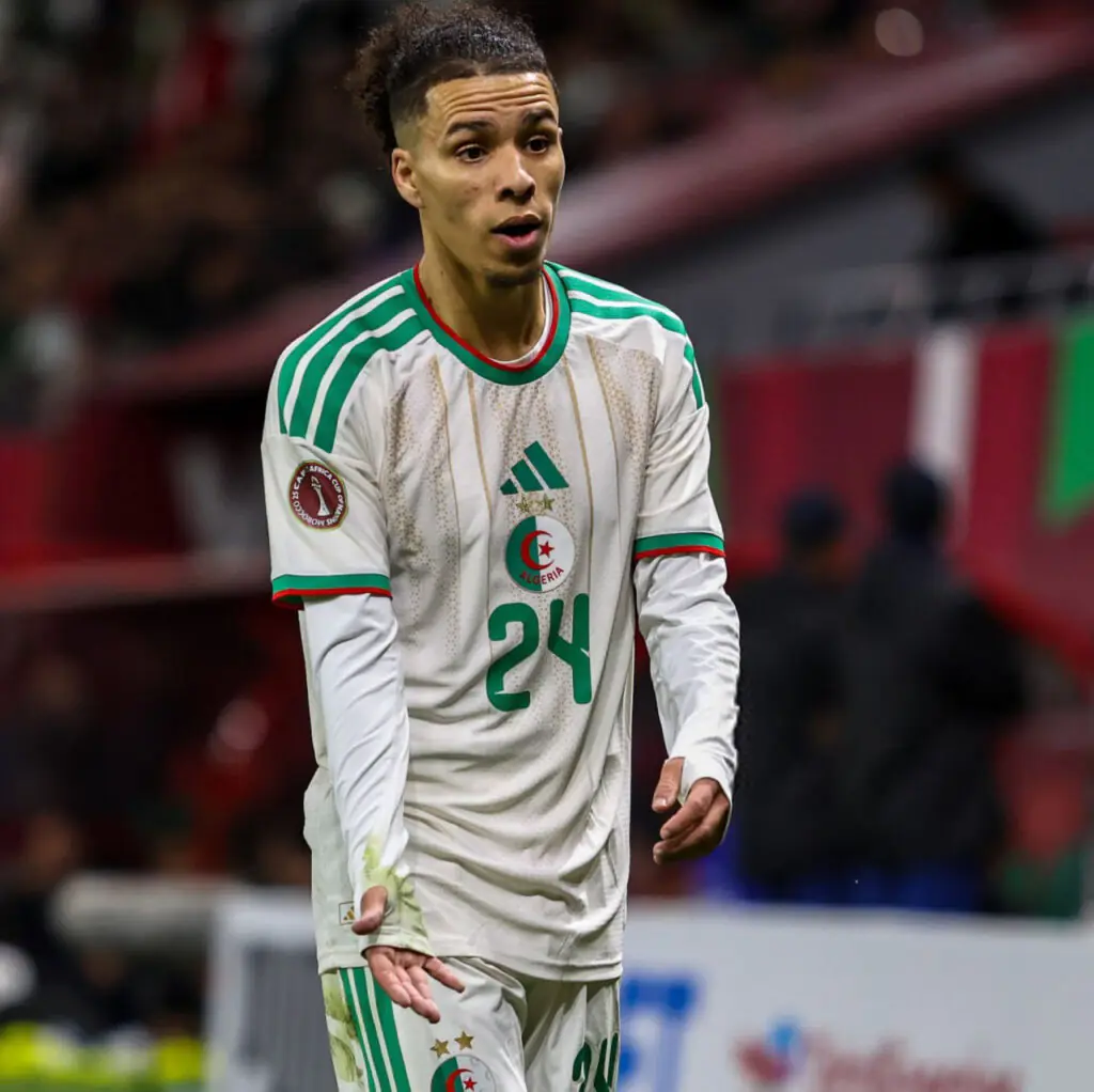 Frank Lampard entraîneur de Coventry City donnant des consignes tactiques depuis son banc de touche