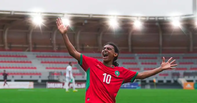 Ilian Hadidi en action avec le maillot des U18 du Standard de Liège lors d'un match Elite 1