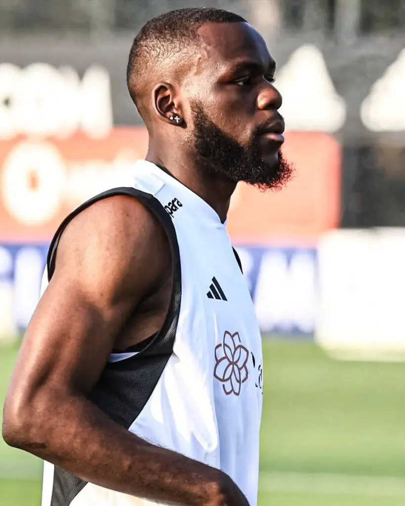 Jean Onana milieu de terrain camerounais en action Genoa Serie A