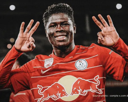 Karim Konaté célébrant un but avec ses coéquipiers du RB Salzbourg en compétition européenne 2025-26