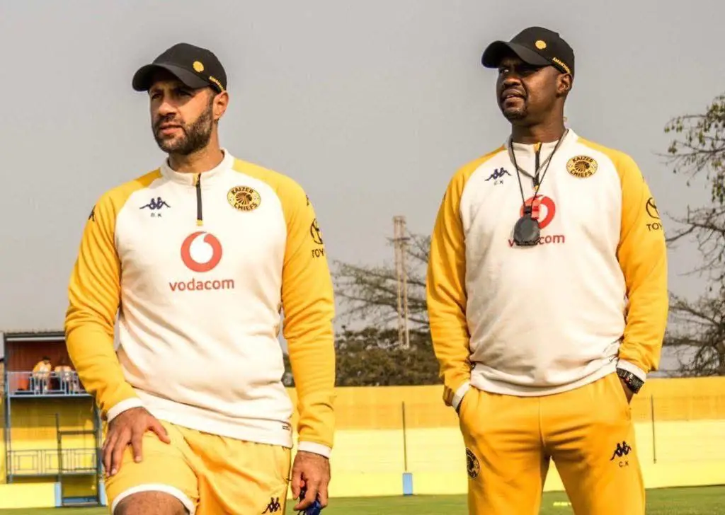 Khalil Ben Youssef co-coach tunisien des Kaizer Chiefs en bord de terrain