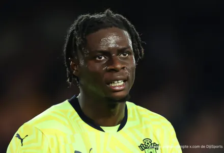 Lesley Ugochukwu sous le maillot du Stade Rennais lors d'un match de Ligue 1 en 2023