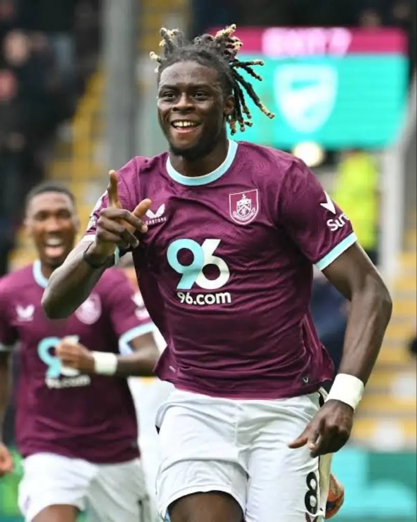 Lesley Ugochukwu milieu de terrain de Burnley en action lors d'un match de Premier League 2025-26