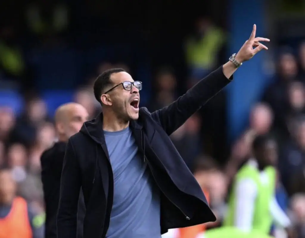 Liam Rosenior entraîneur Chelsea tête baissée après défaite 3-0 contre City